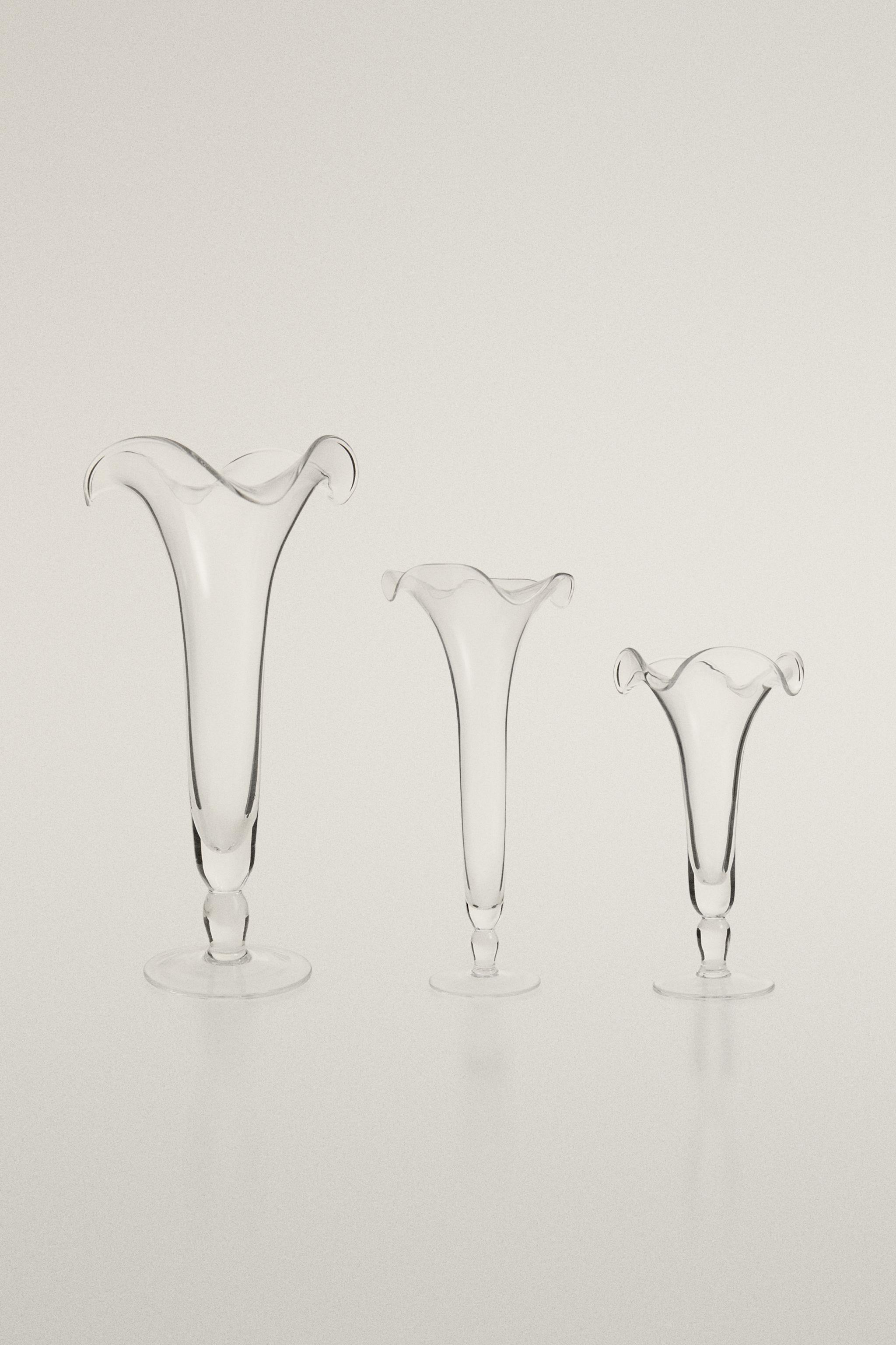 FLOWER-SHAPED GLASS VASE